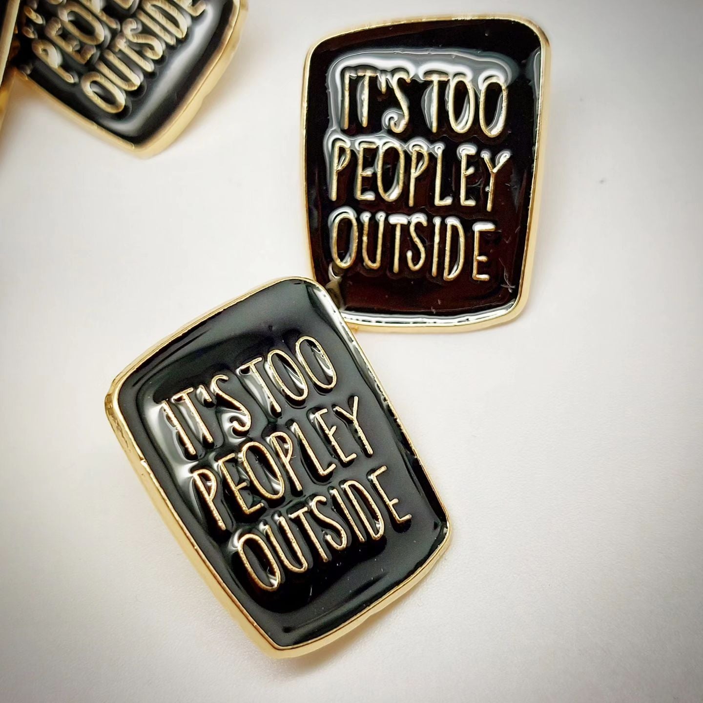 Anstecker/ Pin "It´s too peopley outside"