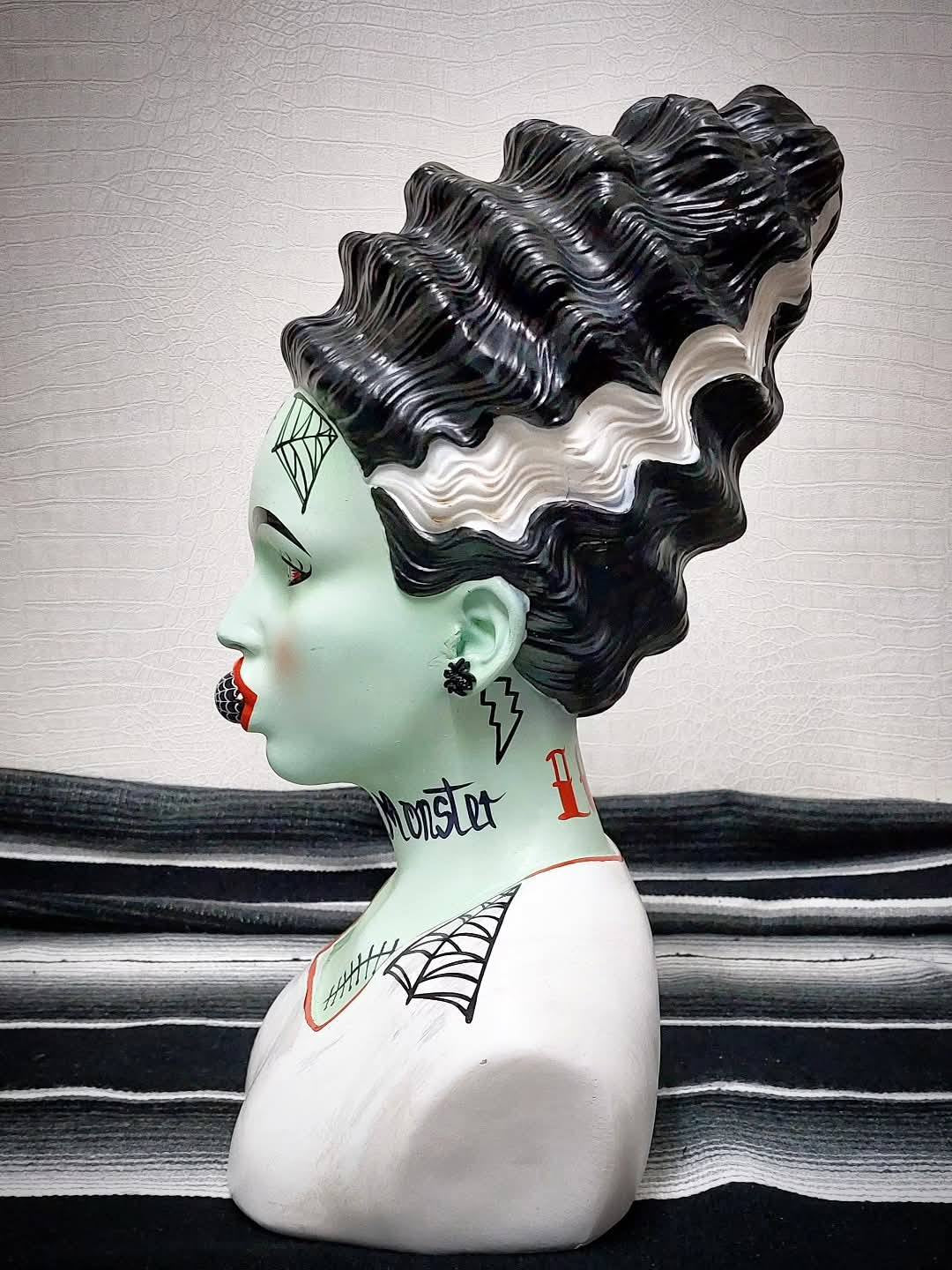 Kustom Deko Büste "Sad Monster LOVE"