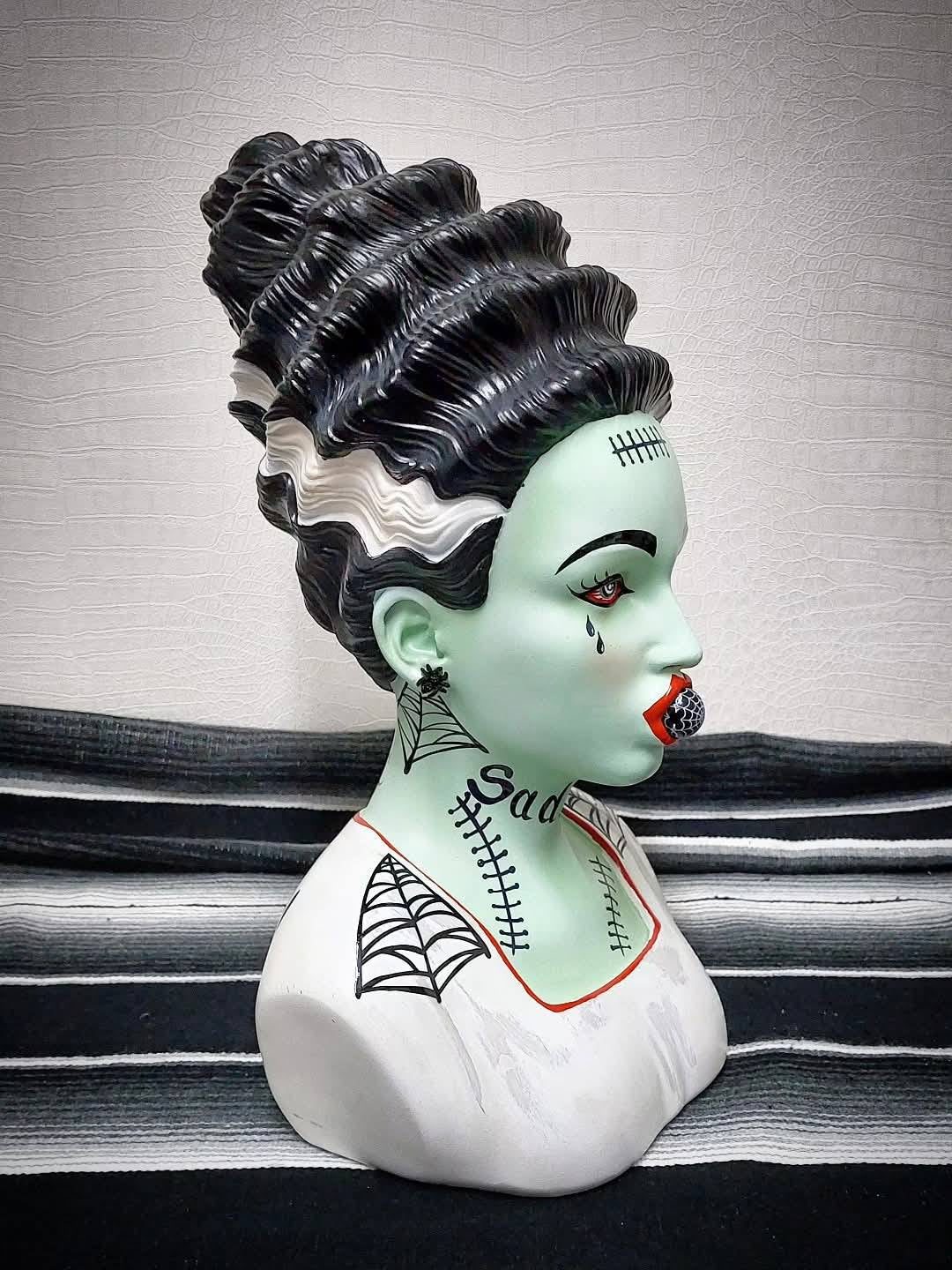 Kustom Deko Büste "Sad Monster LOVE"