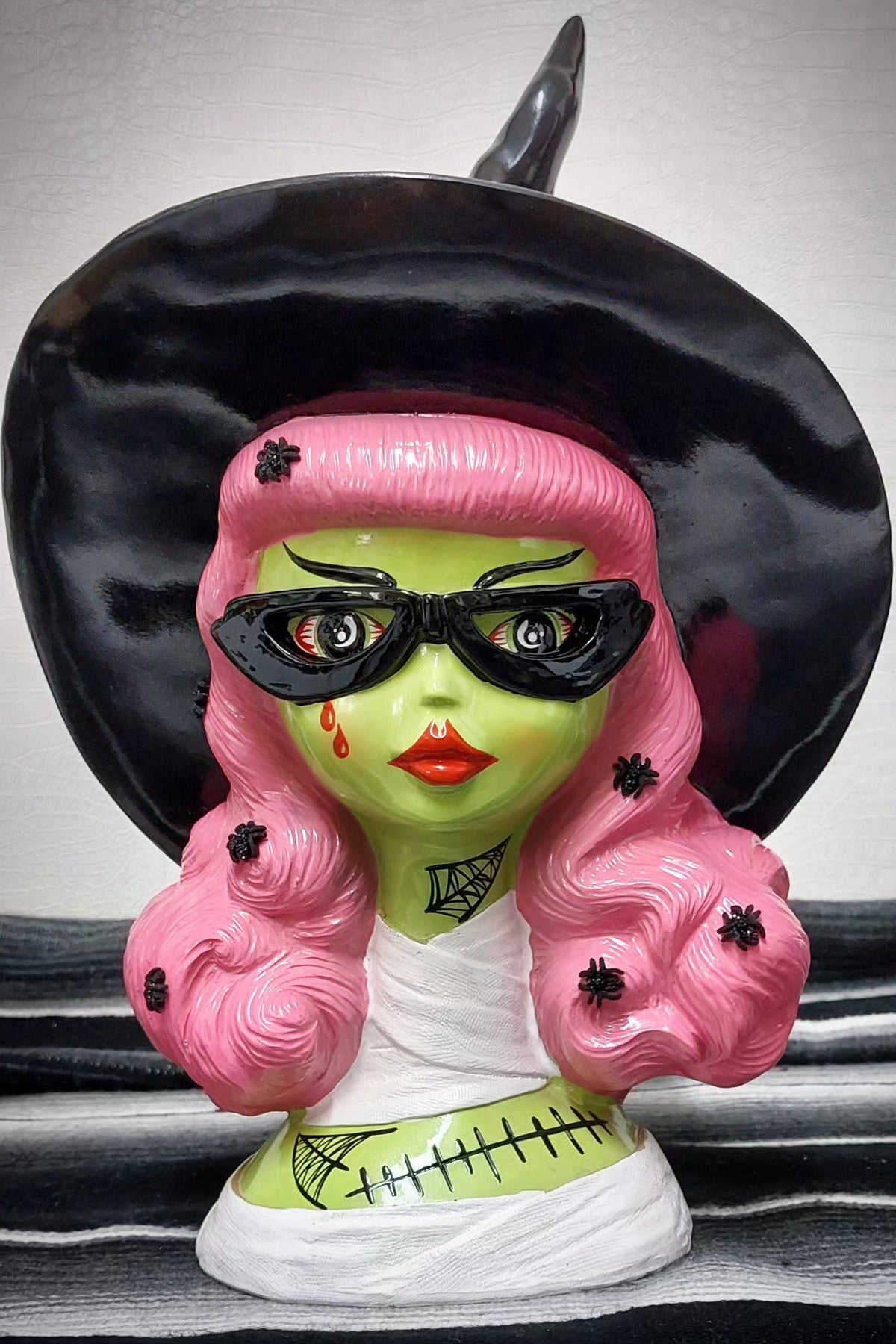 Kustom Deko Büste "LOVE WITCH"