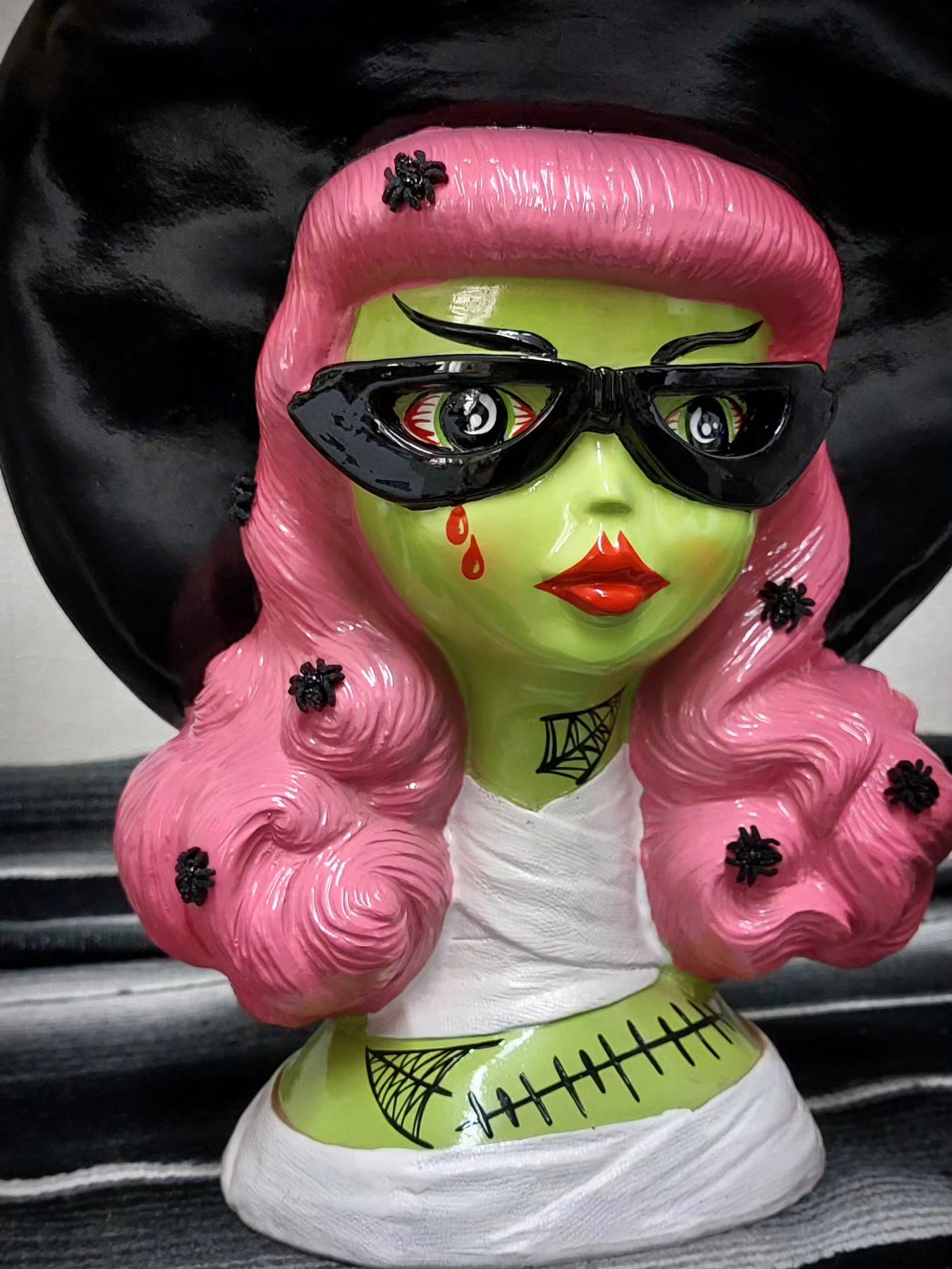 Kustom Deko Büste "LOVE WITCH"