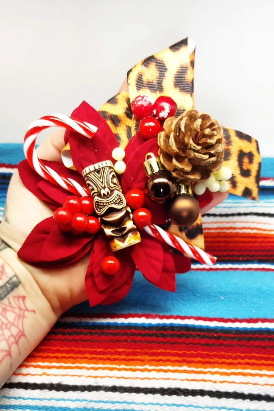 Stilgiganten Haarblumenspange "Tiki - Crazy Wild Christmas"