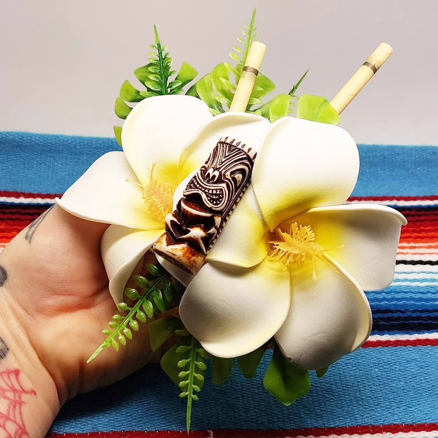 Große Stilgiganten Haarblumenspange "TIKI - Classy Pin Up Darlin`"