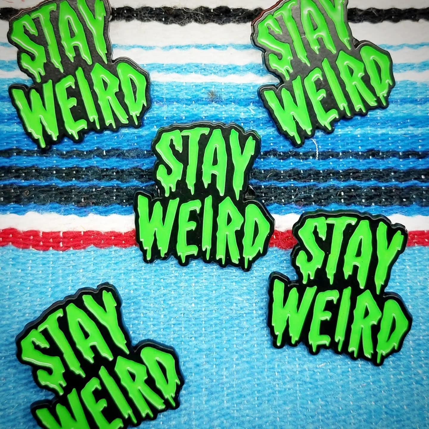 Anstecker/Pin "STAY WEIRD (grün)"