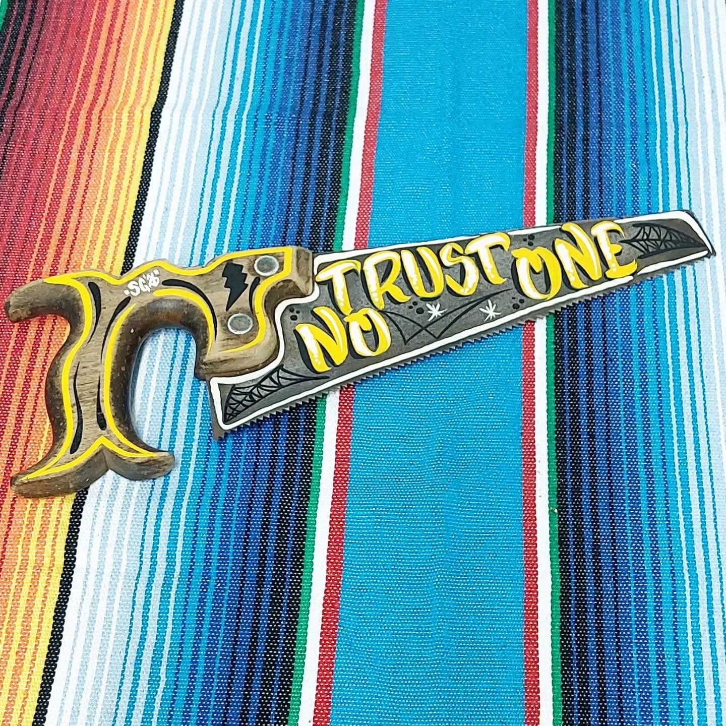 Stilgiganten Kustom Säge "TRUST NO ONE"