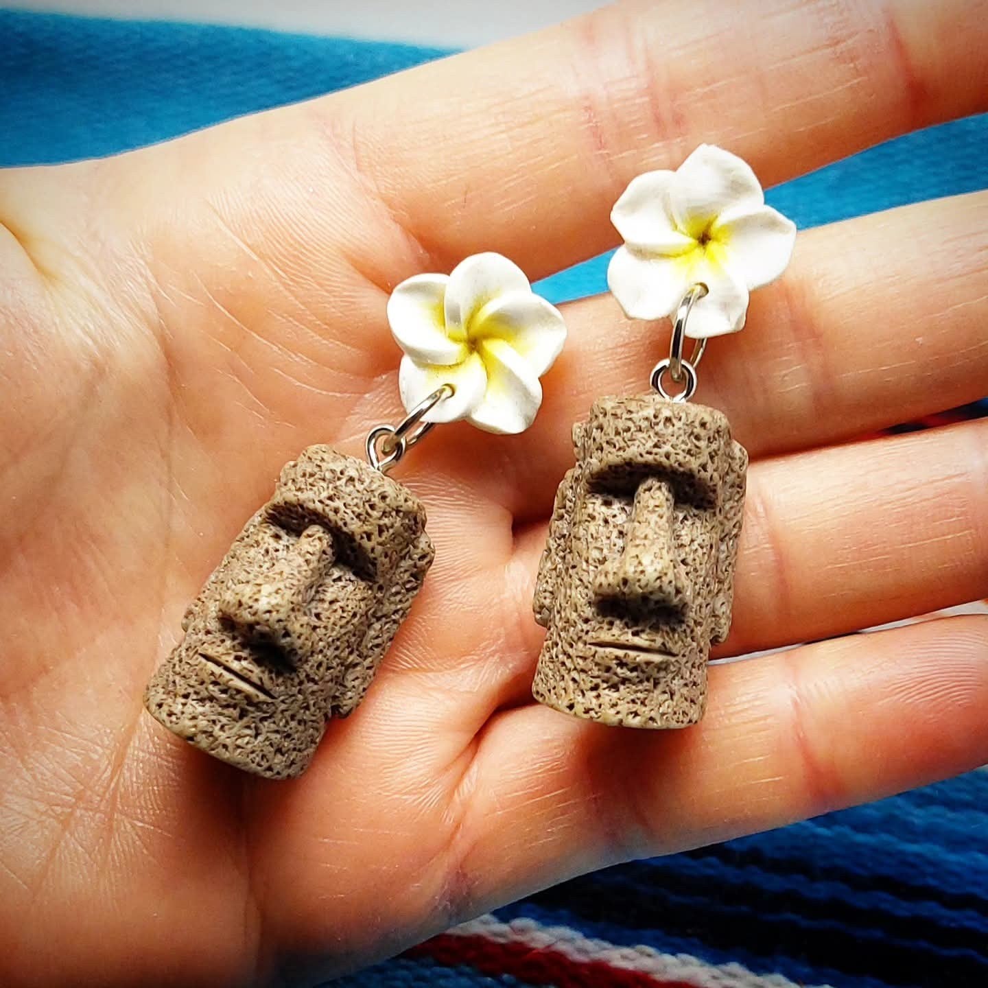 Stilgiganten Kustom Ohrstecker "MOAI - Frangipani Blüte"
