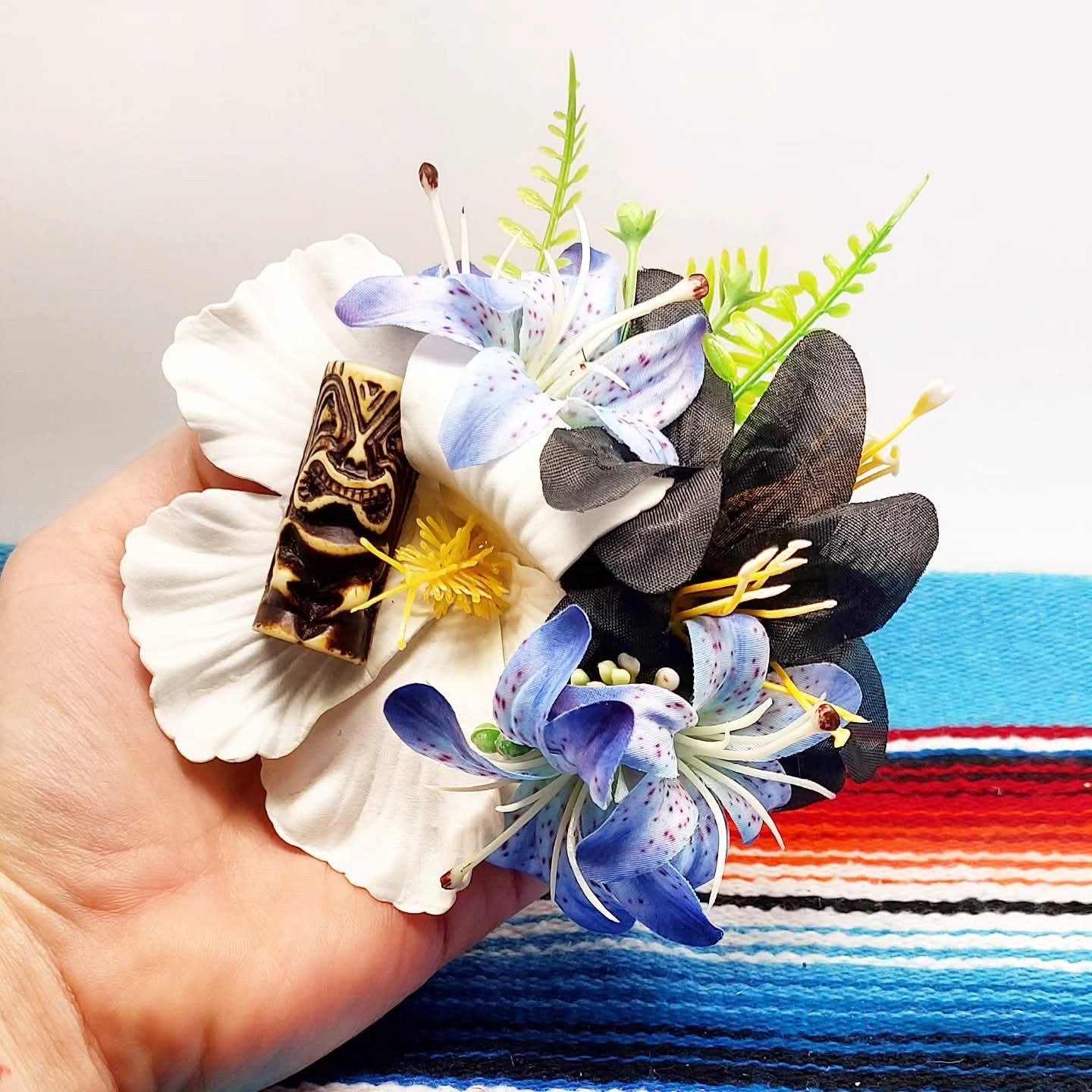 Große Stilgiganten Haarblumenspange "TIKI - Viva Wild Vegas"