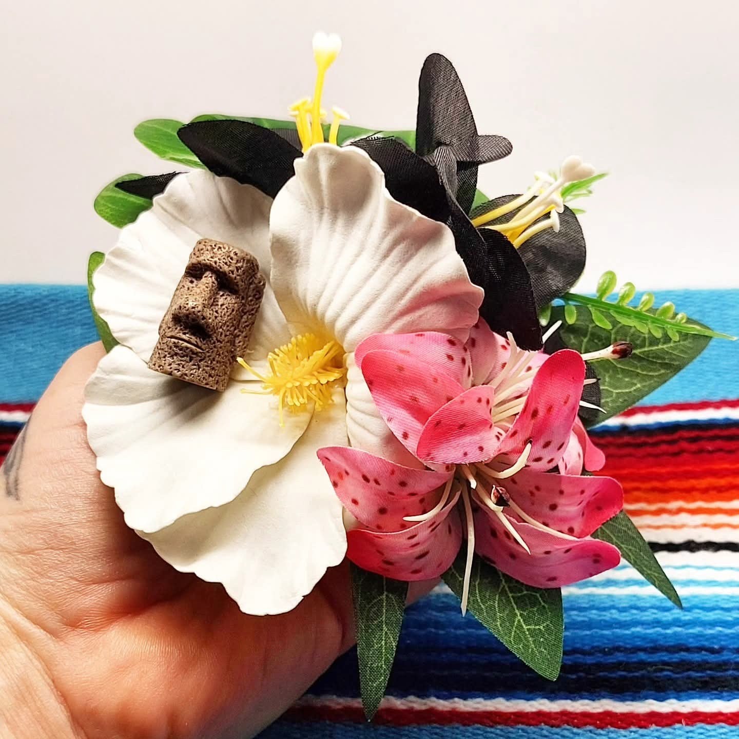 Große Stilgiganten Haarblumenspange "MOAI - Cool Babe"