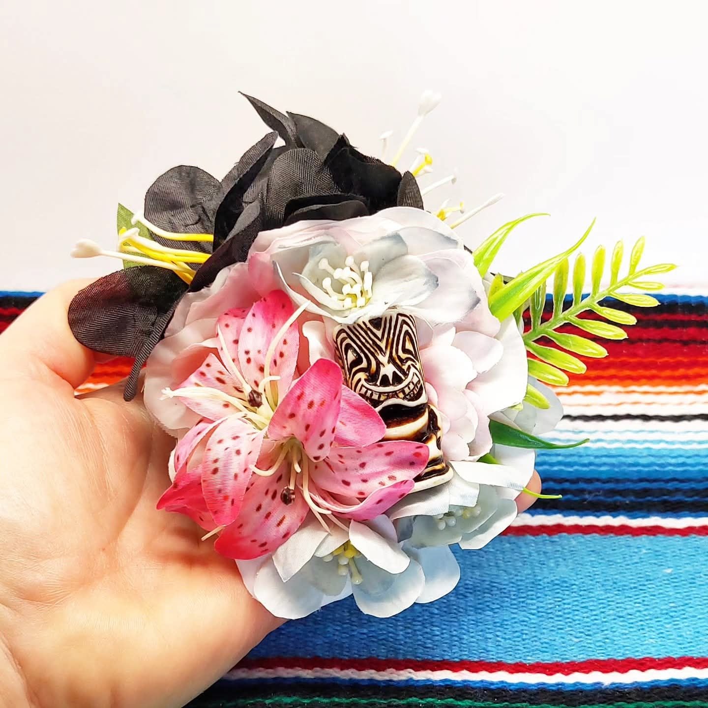Große Stilgganten Haarblumenspange "TIKI - Cool & Charming"