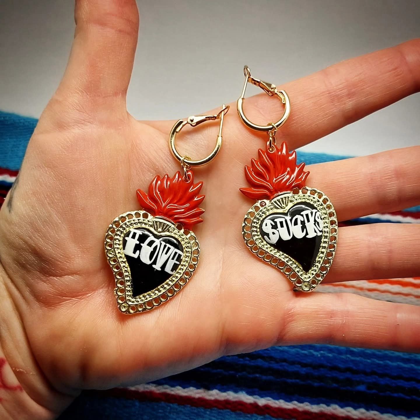 Stilgiganten Kustom Ohrstecker "Flammendes Herz LOVE SUCKS"