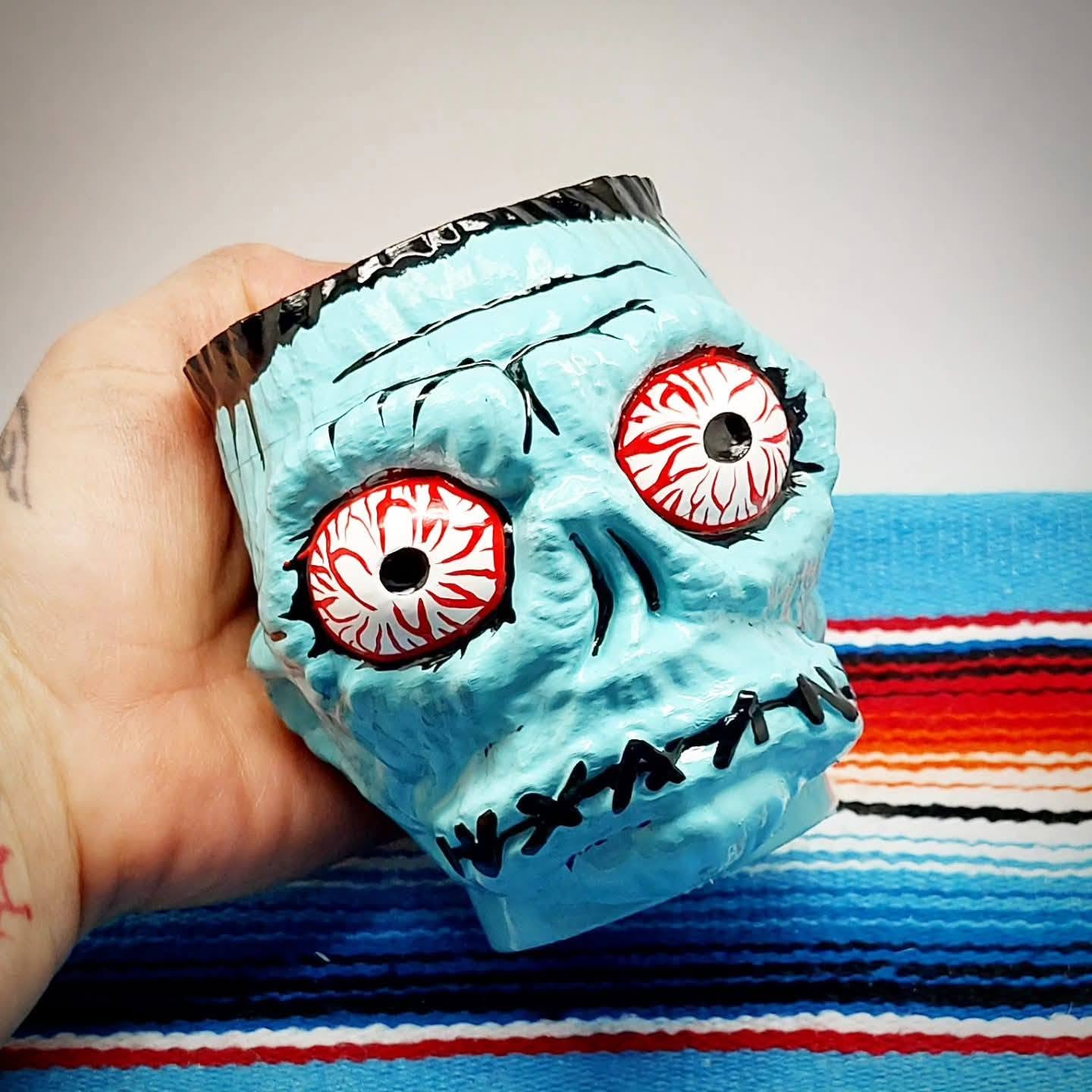 Stiliganten Kustom Deko Schrumpfkopf "Stay Weird"