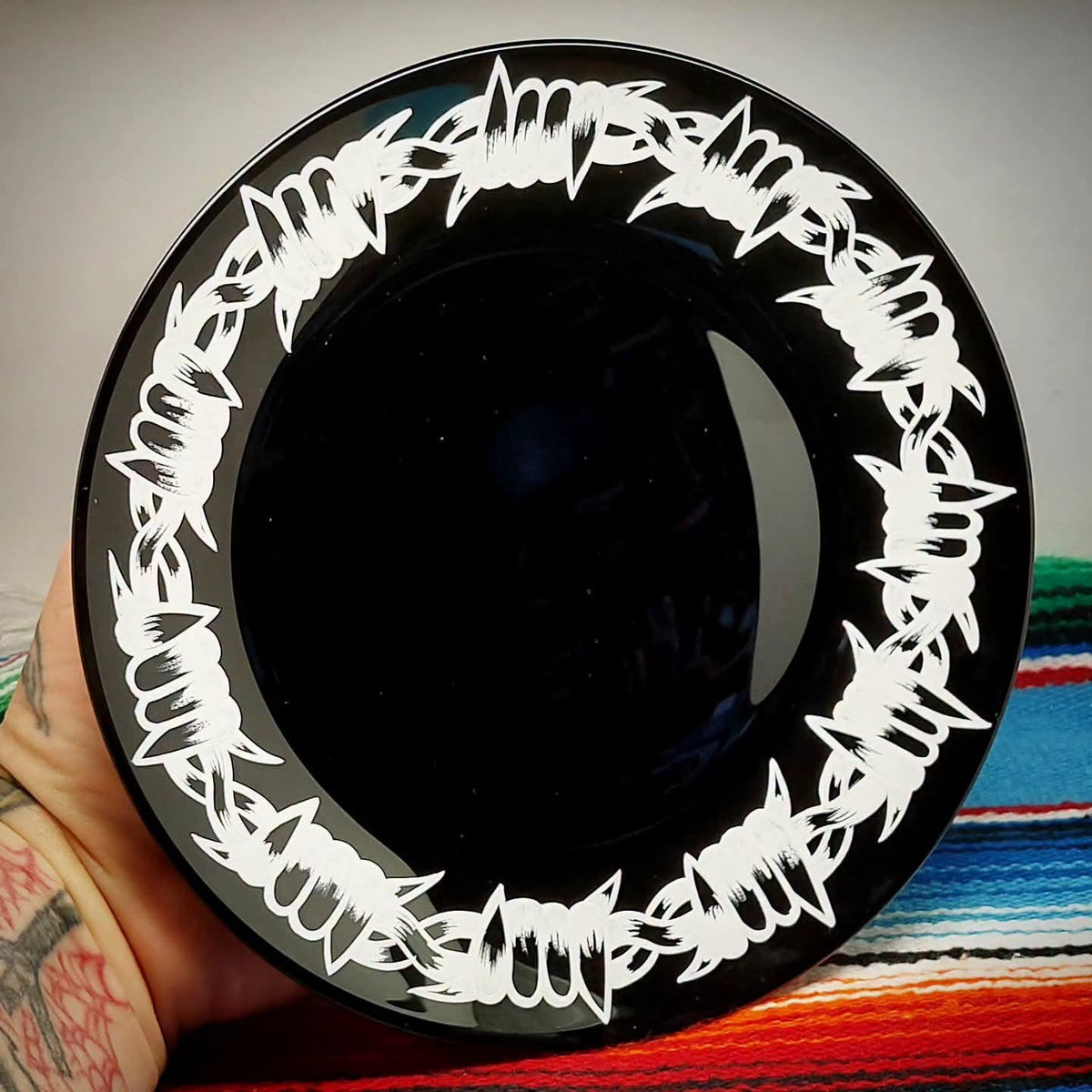 Stilgiganten Kustom Deko Teller "Stacheldraht"